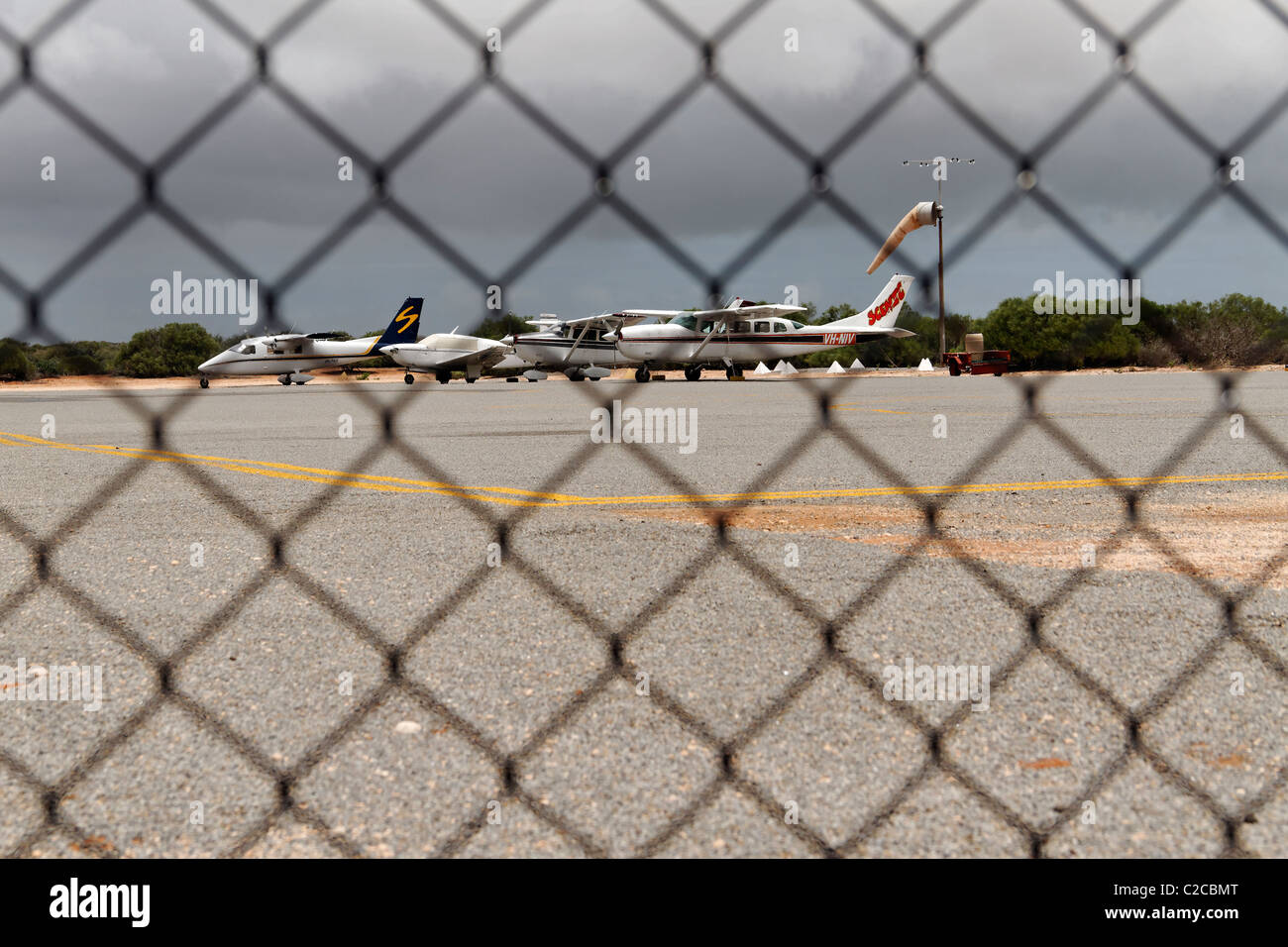 Aeromobili leggeri visto attraverso la recinzione di filo a Denham aeroporto, Shark Bay, a nord-ovest dell'Australia Foto Stock