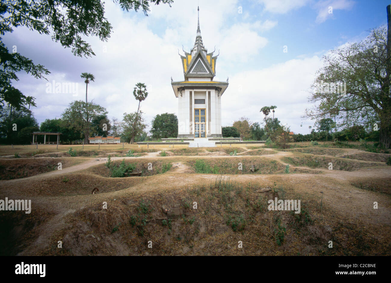 Tempio attraverso tombe, campi di uccisione, Choeung Ek.Village, Phnom Penh, Cambogia, Asia Foto Stock