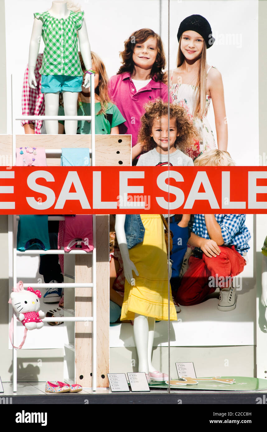 La finestra di un high street negozio di abbigliamento nei Paesi Bassi la pubblicità di una vendita stagionale Foto Stock