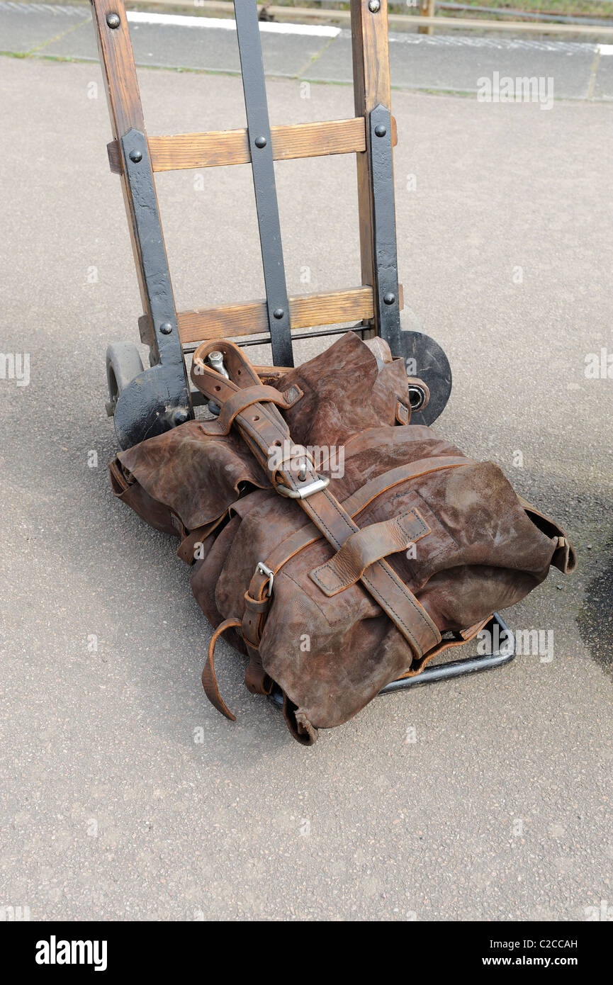 Vecchia pelle borsa posta sul carrello per sacchi REGNO UNITO Inghilterra  Great central railway loughborough Foto stock - Alamy