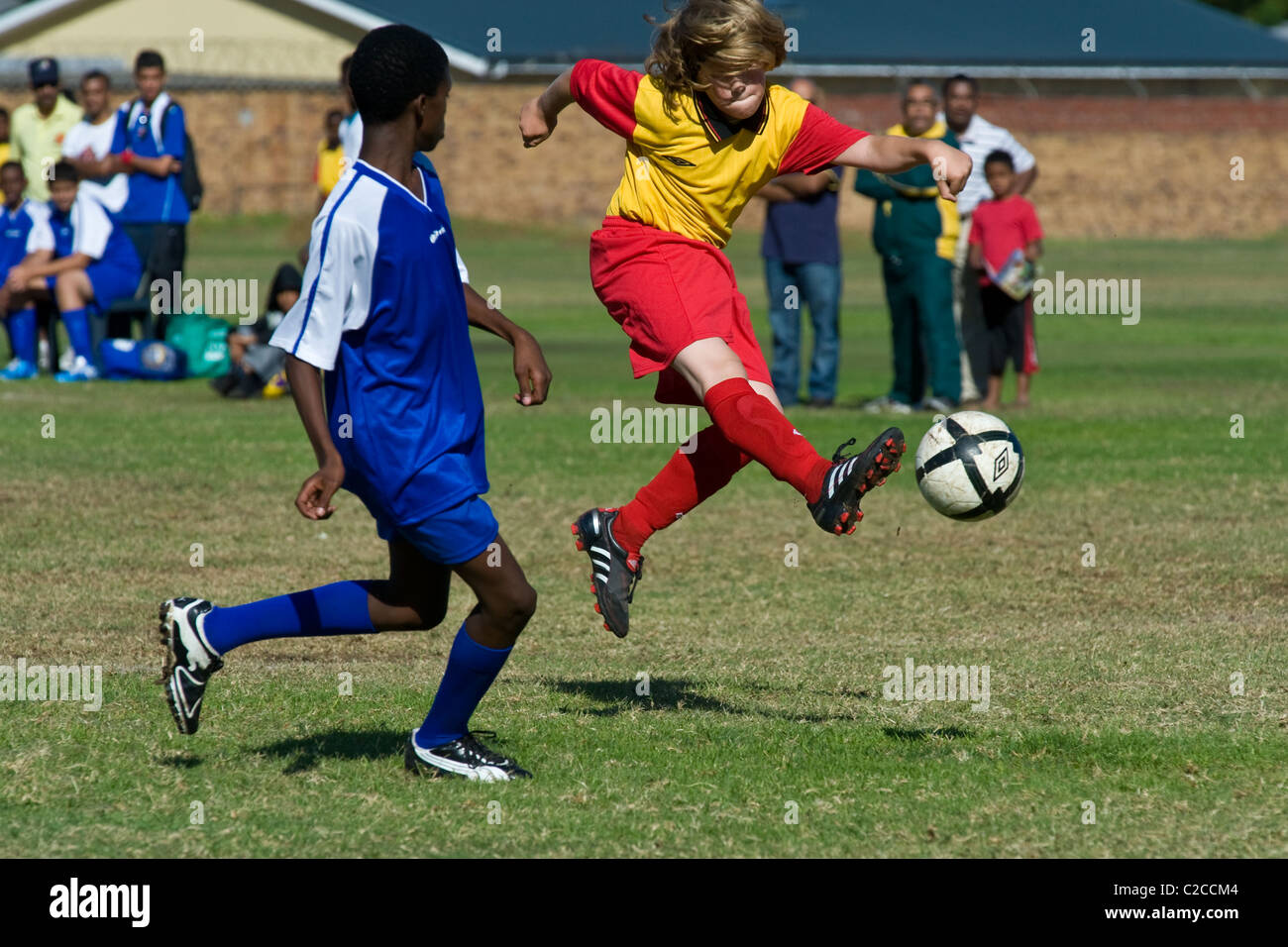 I ragazzi al di sotto dei 13 team giocare una partita di calcio, Cape Town, Sud Africa Foto Stock