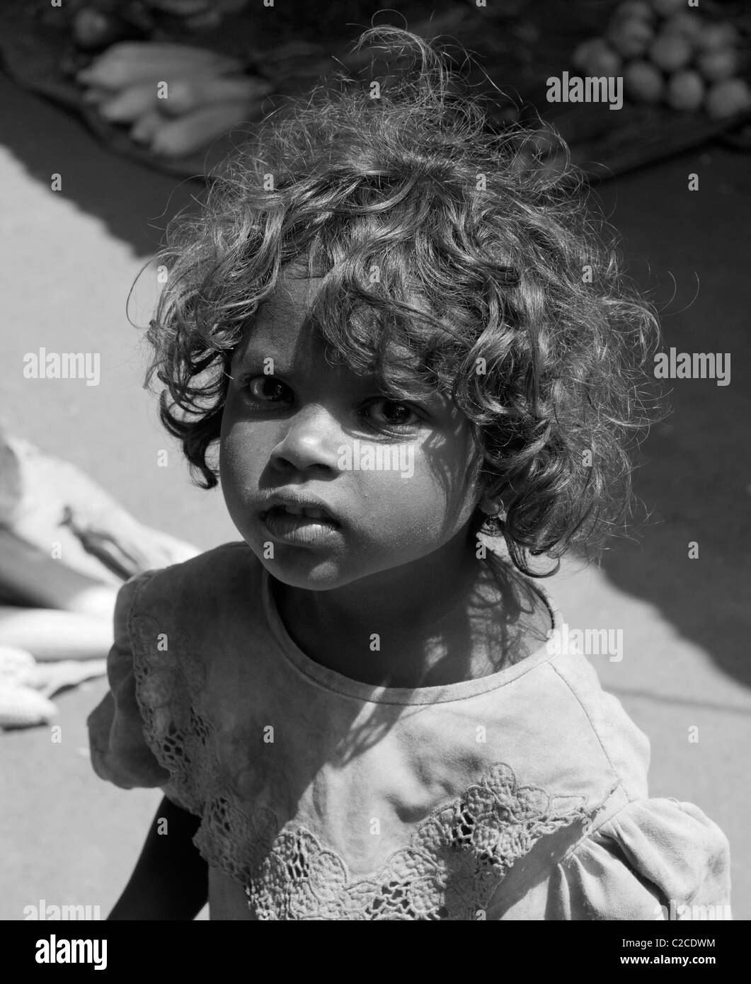 Una giovane donna bambino accattonaggio in Calangute mercato alimentare, Goa, India Foto Stock