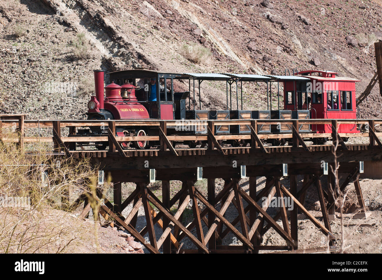 California. Vecchio treno a vapore nella città fantasma di Calico vicino a Barstow. Foto Stock