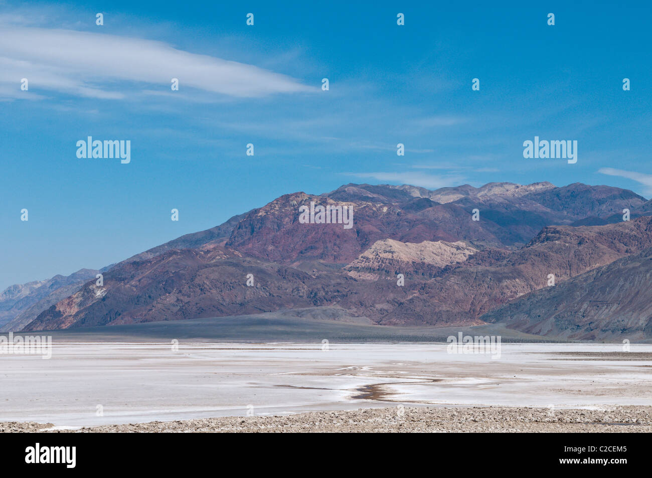 In California. Le saline e Panamint intervallo vicino bacino Badwater, Parco Nazionale della Valle della Morte. Foto Stock