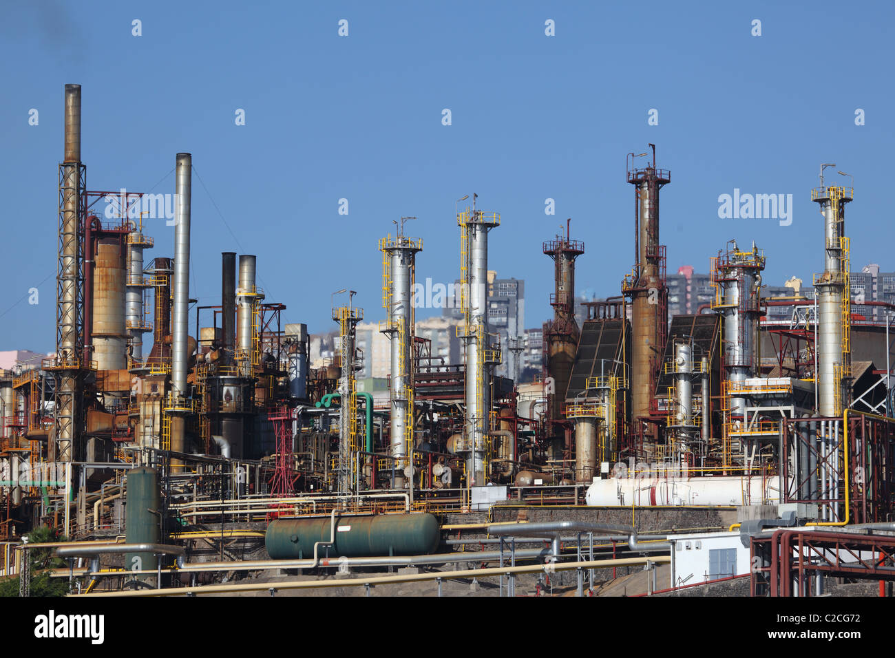 Fumaioli di una raffineria di petrolio pianta Foto Stock