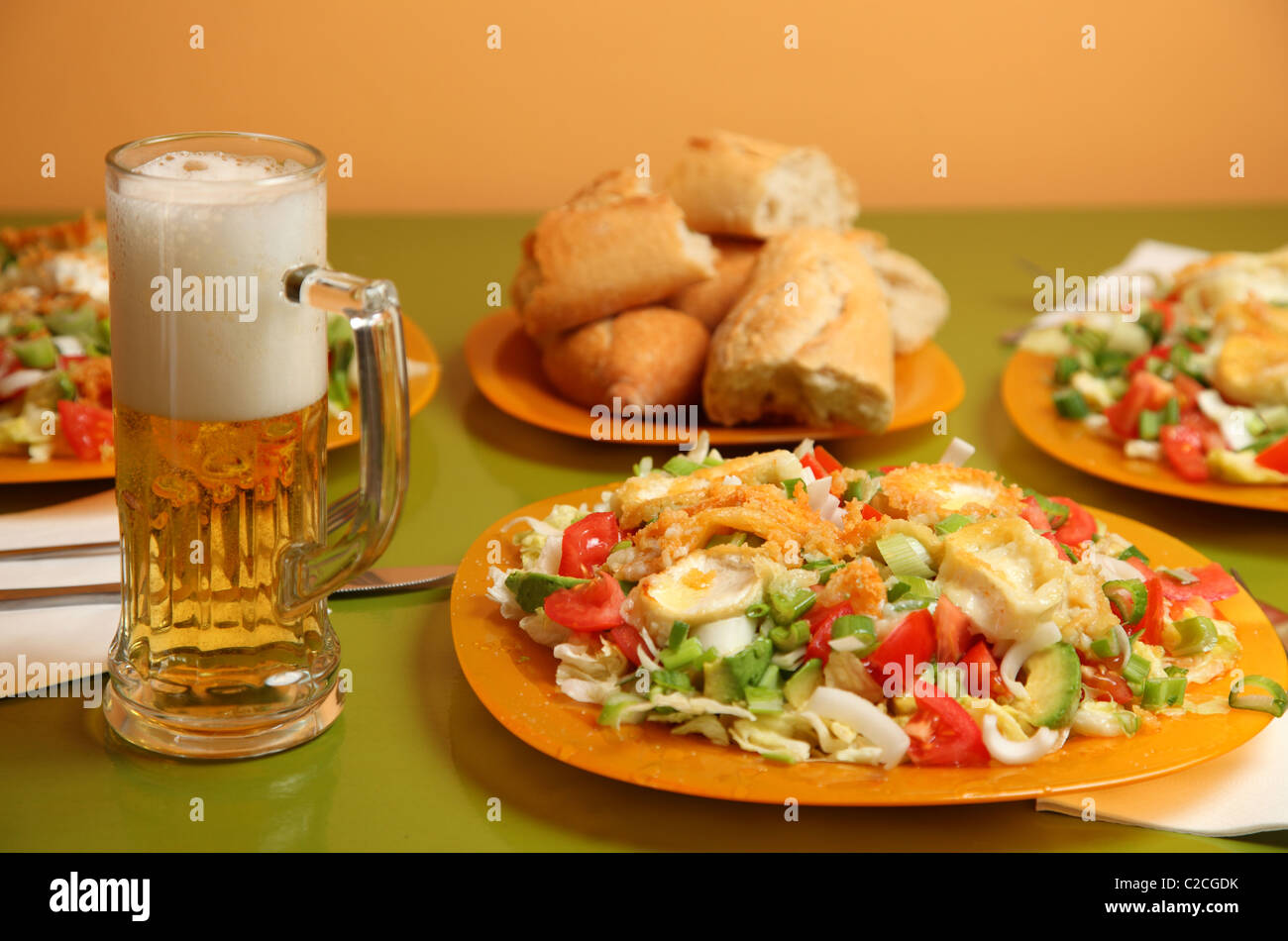 Pasto sano con insalata e birra Foto Stock