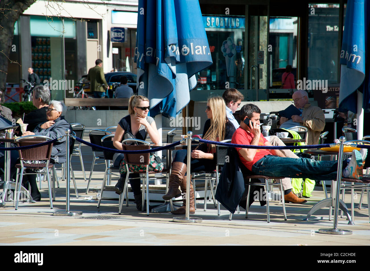 Outdoor cafe in Duke of York Square, a Chelsea, Londra, Inghilterra, Regno Unito Foto Stock