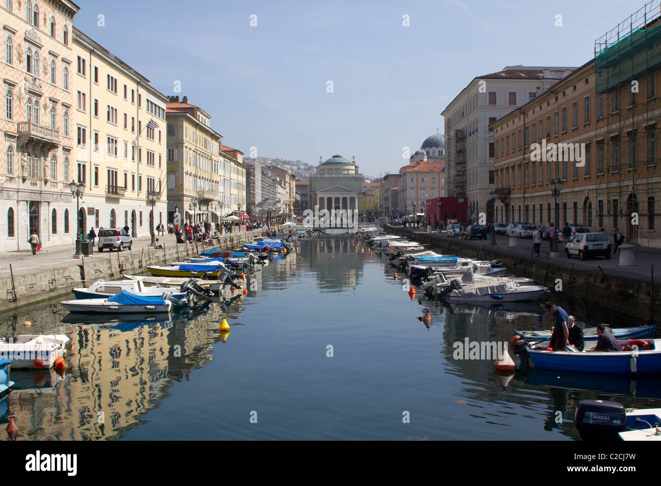 Canal Grande di Trieste con San Antonio chiesa alla fine Foto Stock
