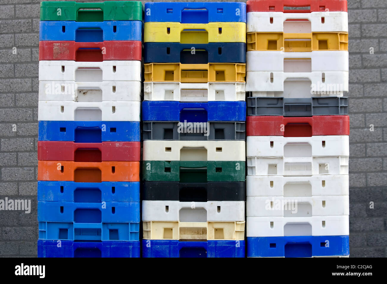 Pile di scatole utilizzate per i prodotti a base di pesce Foto Stock