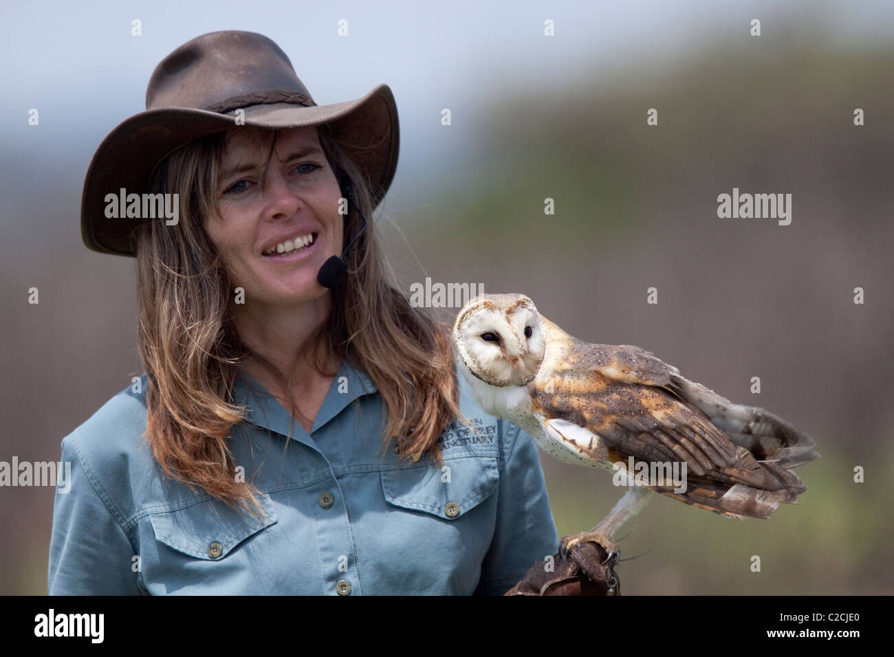 Shannon Hoffman che mostra un barbagianni durante il suo volo visualizza sul display. Foto Stock