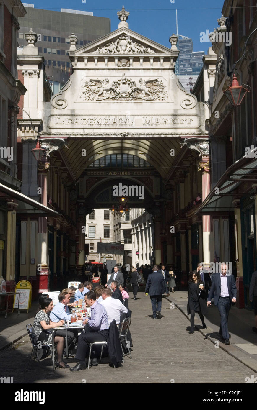 Leadenhall Market City di Londra EC3 UK. Lavoratori degli uffici cittadini che pranzano al sole estivo 2010 del Regno Unito HOMER SYKES Foto Stock