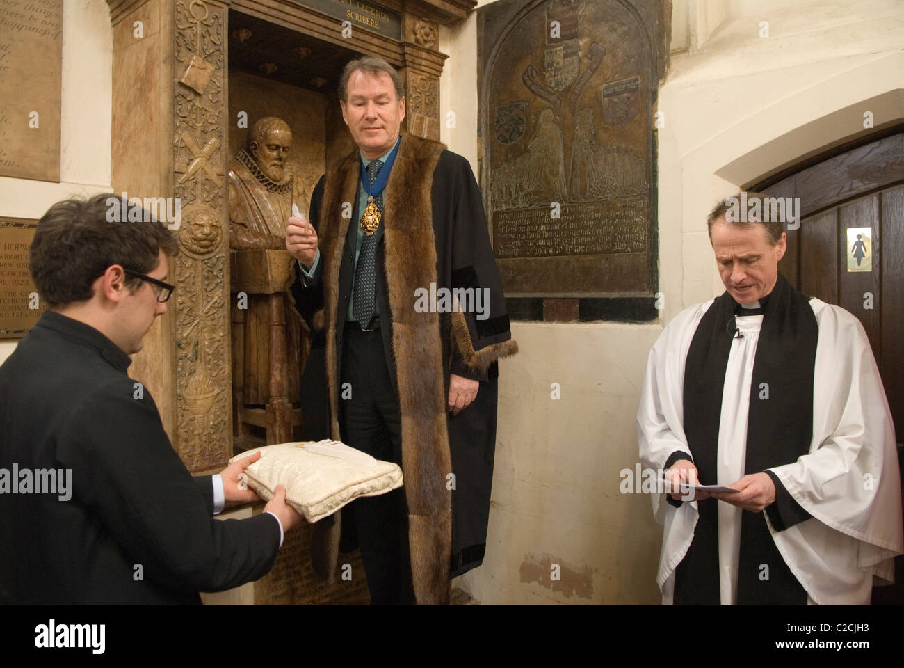 John Stow Changing the Quill Ceremony alla chiesa di St Andrew Undershaft City di Londra UK. 2010s 2011 OMERO SYKES Foto Stock
