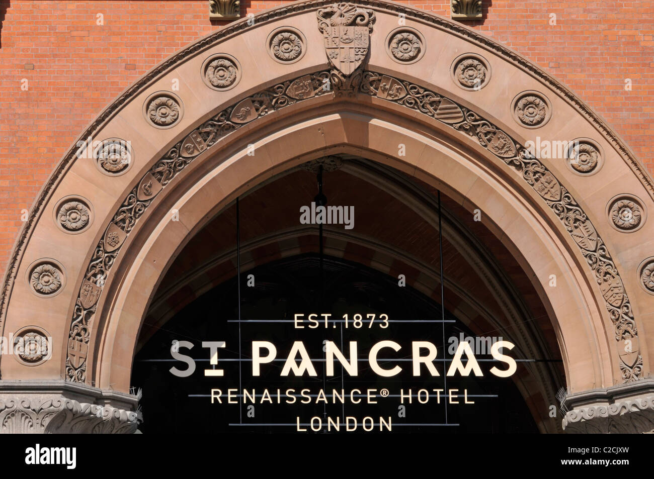 St Pancras Renaissance Hotel di lusso a 5 stelle arco d'ingresso & sign in il vittoriano ristrutturato ora Euro Star stazione ferroviaria Camden Londra Inghilterra REGNO UNITO Foto Stock