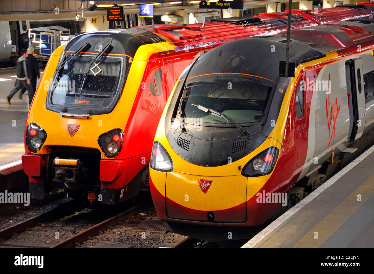 Due treni express Virgin snelliti presso le piattaforme della stazione ferroviaria Euston Terminus che forniscono servizi di trasporto pubblico interurbano a Londra, Inghilterra, Regno Unito Foto Stock