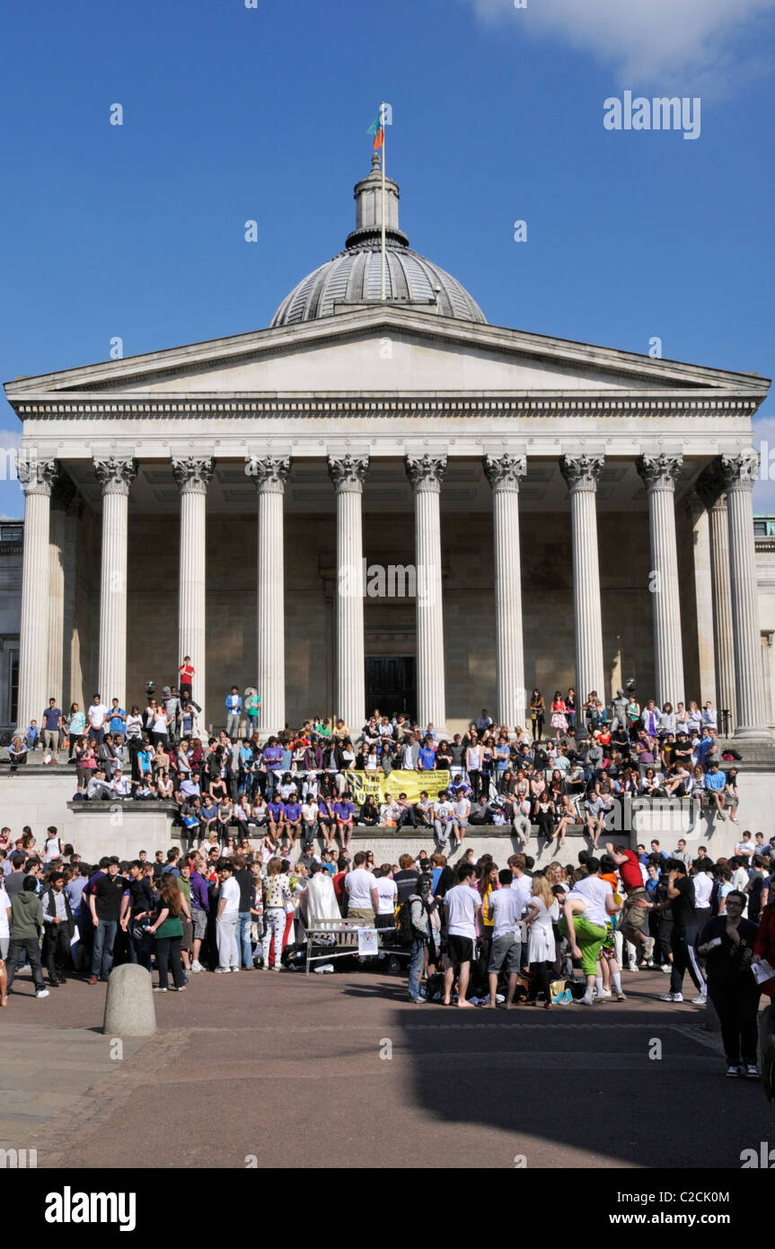 Gruppo di studenti in istruzione presso l'UCL storico Wilkins Building con portico colonnato sul Quad campus University College London Inghilterra UK Foto Stock