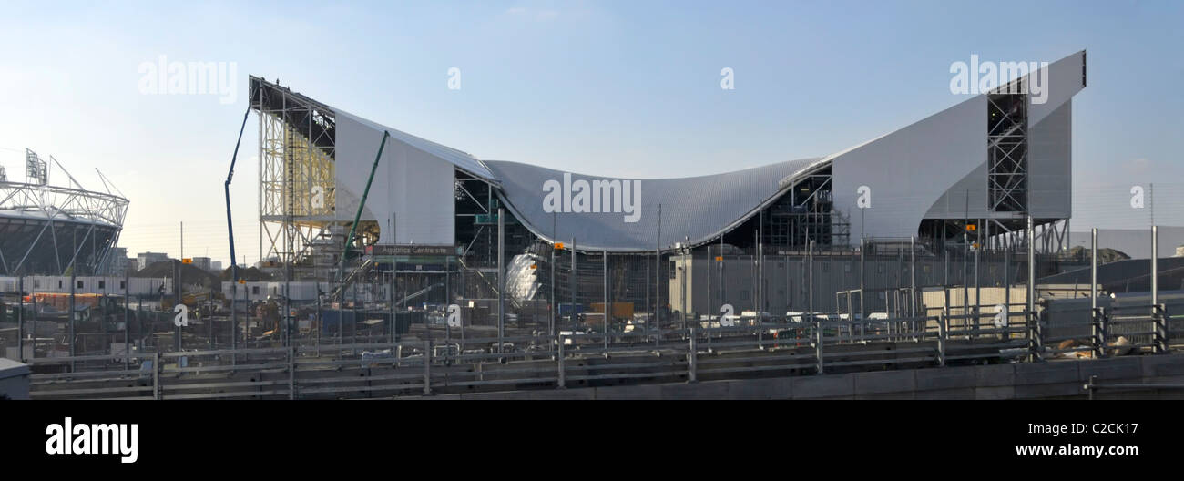 Lavori in corso sul Zaha Hadid Aquatics Center Londra 2012 cantiere olimpico con recinzioni di sicurezza Stratford Newham Inghilterra UK Foto Stock