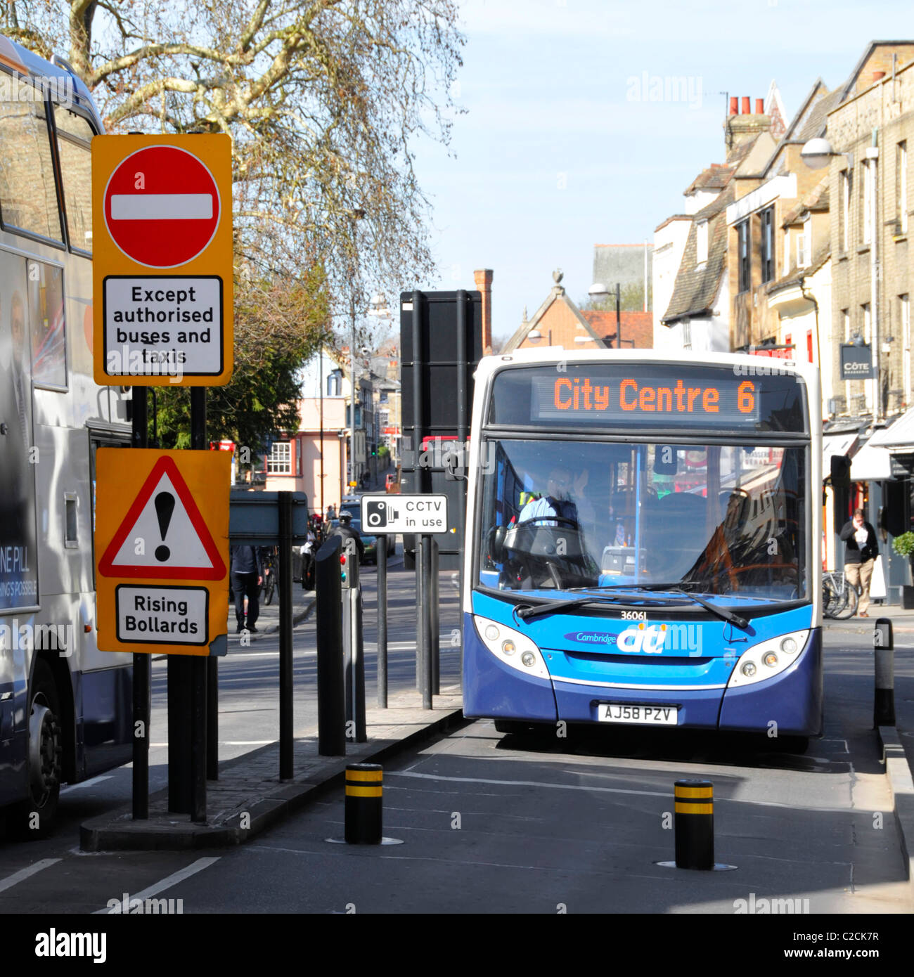 Gli autobus che entrano ed escono dal centro città zona con accesso controllato da ascesa e caduta paracarri Foto Stock