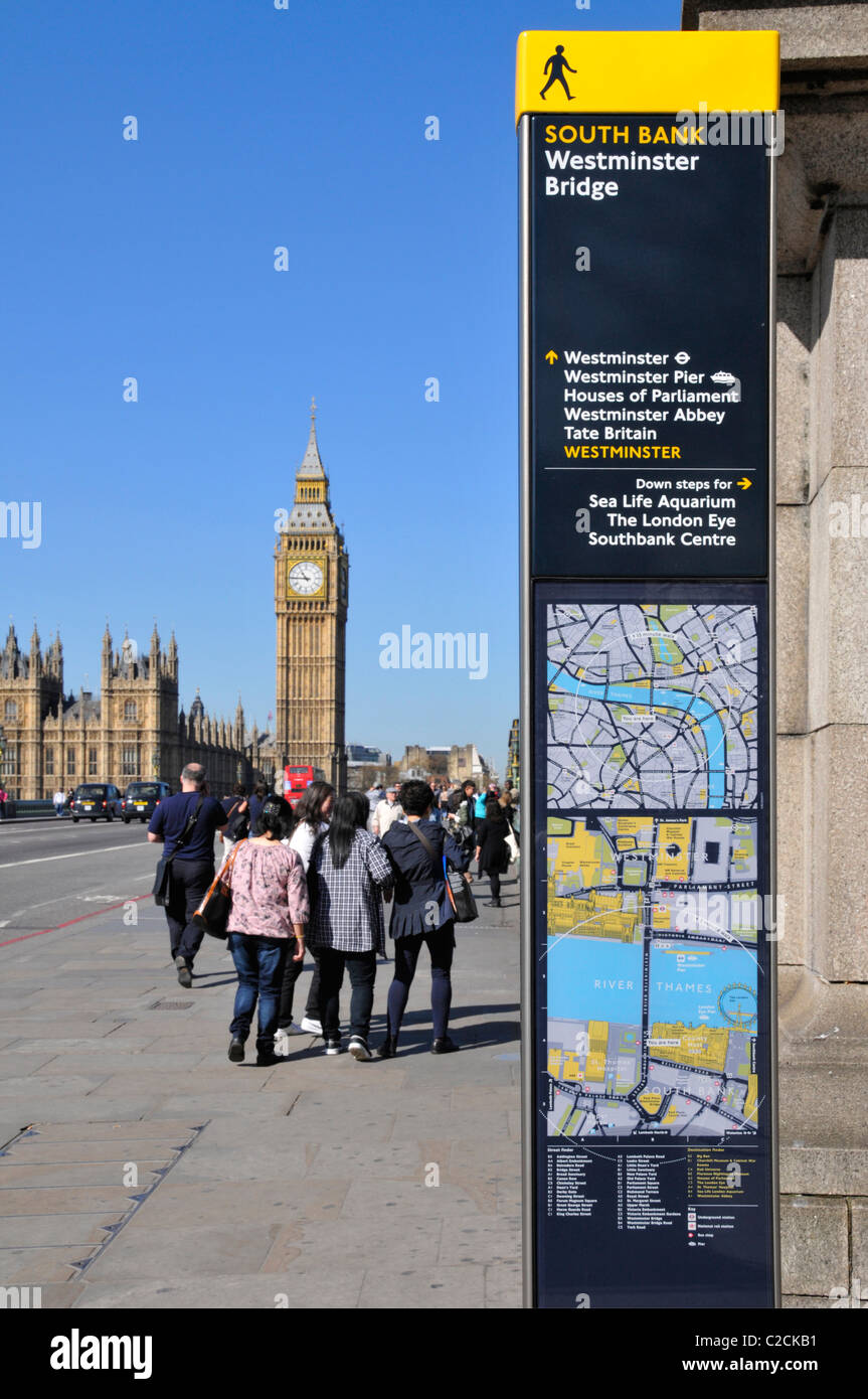 Cartello leggibile di Londra uno dei tanti cartelli stradali di formato standard a livello urbano con dati e mappe per pedoni questo su Westminster Bridge UK Foto Stock