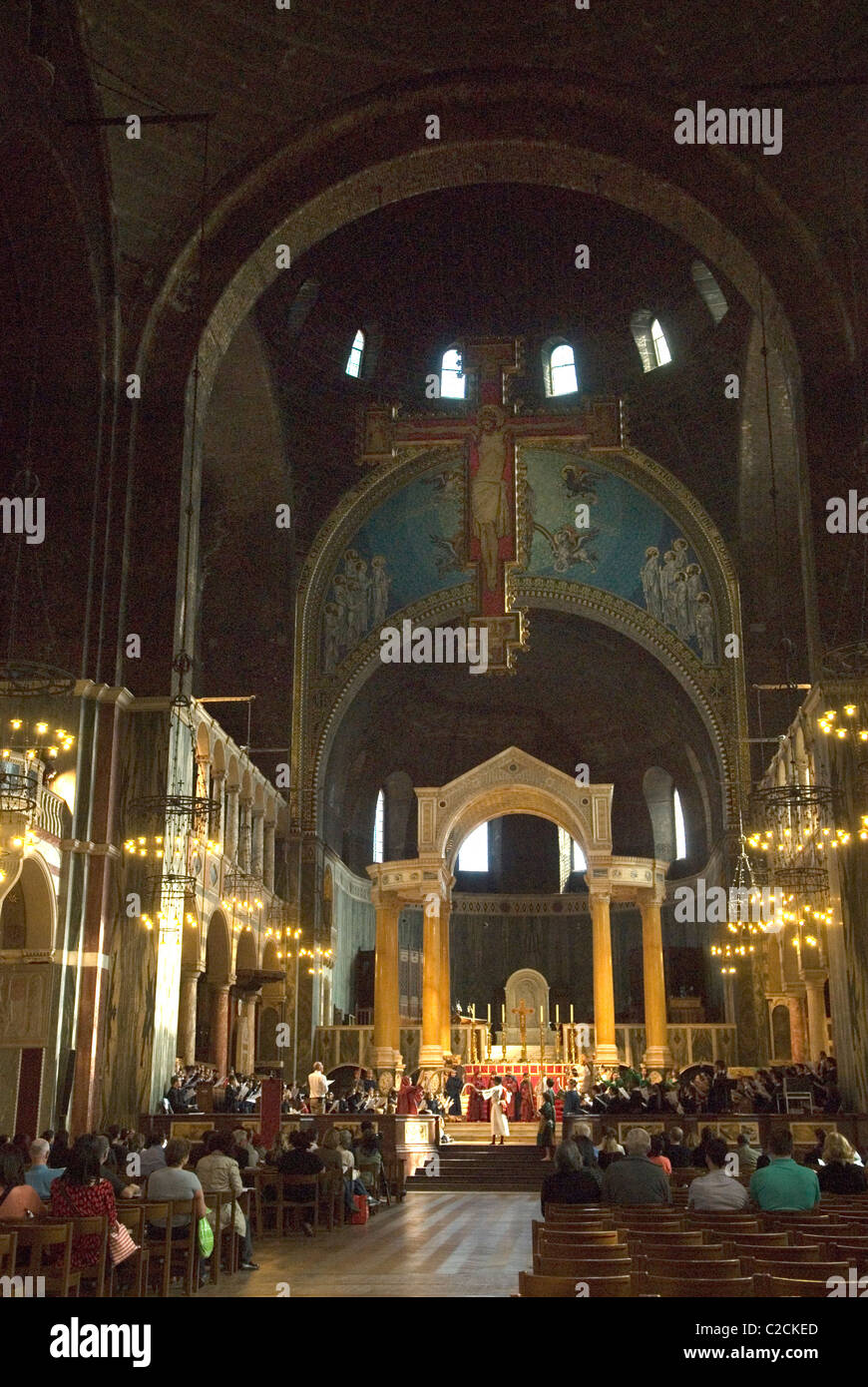 Cattedrale cattolica romana di Westminster Victoria Londra. Regno Unito. I bambini della scuola eseguono un gioco di Pasqua. 2011 HOMER SYKES 2010s Foto Stock