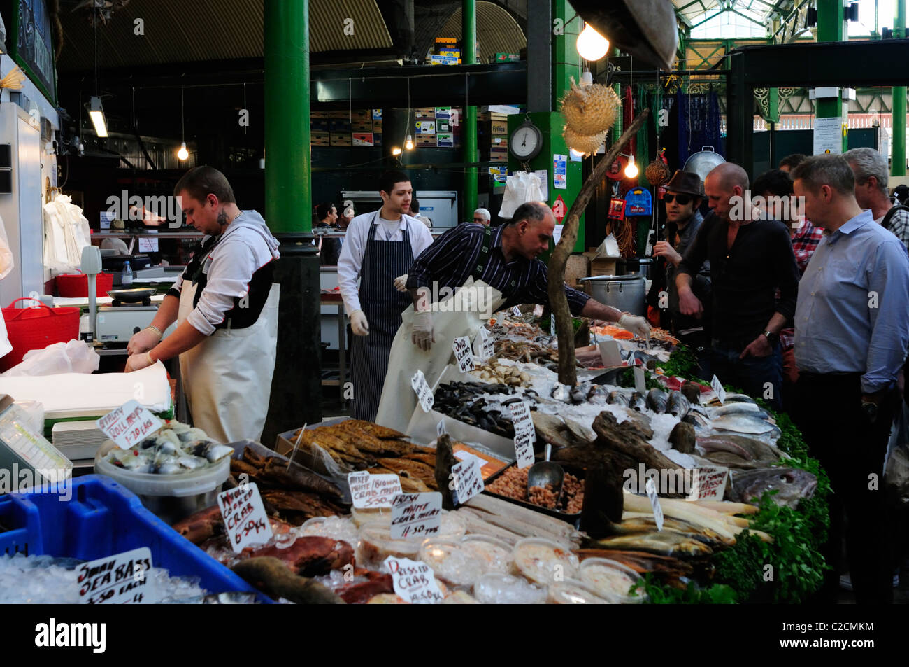 Pescherie stallo a Borough Market, Southwark, Londra, Inghilterra, Regno Unito Foto Stock