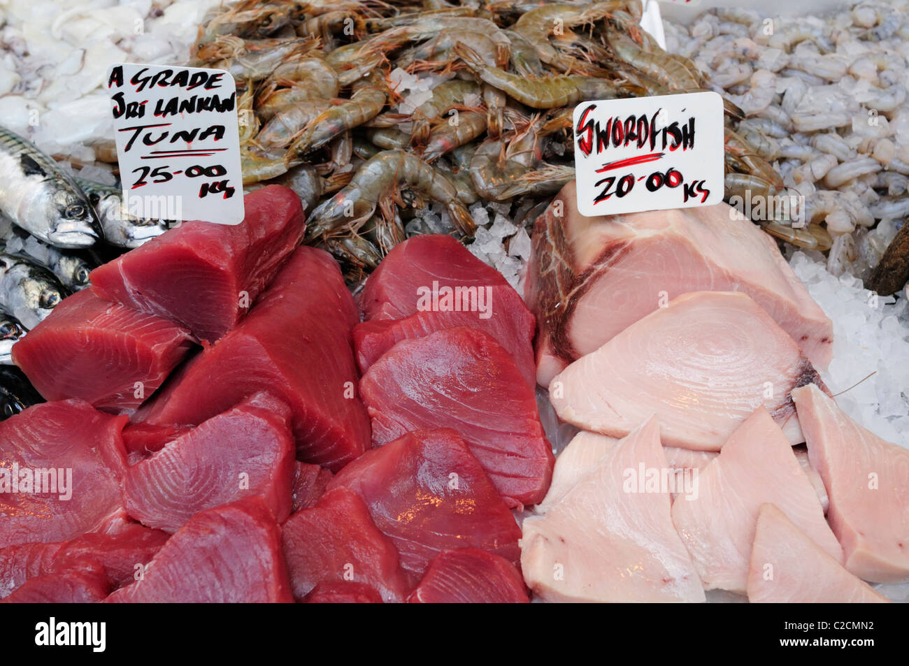 Pesce spada e dello Sri Lanka di Tonno su un pescivendoli stallo a Borough Market, Southwark, Londra, Inghilterra, Regno Unito Foto Stock