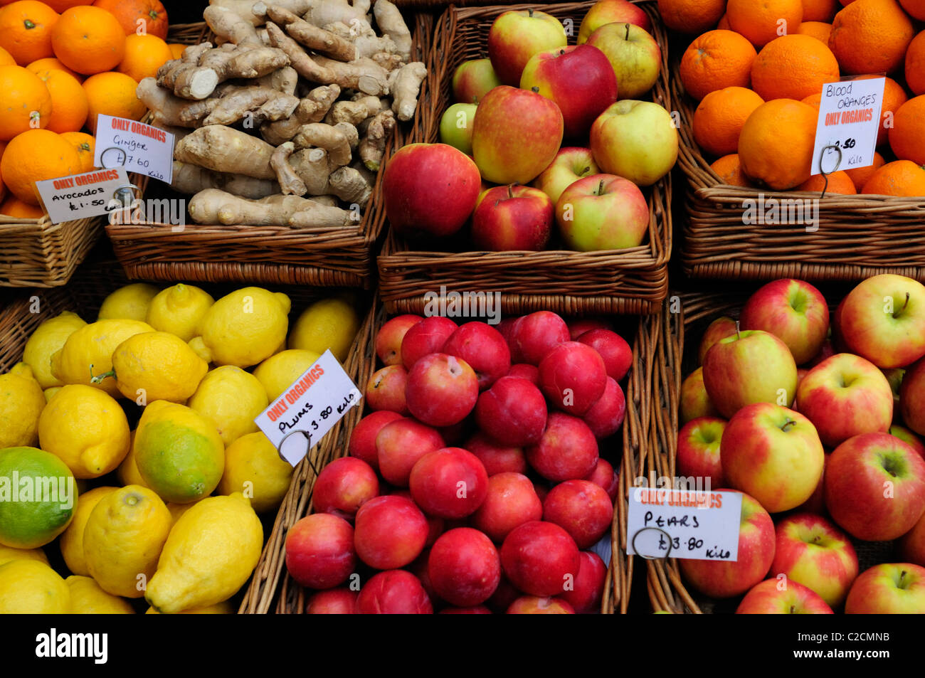 Frutta organica Display di stallo al Mercato di Borough, Southwark, Londra, Inghilterra, Regno Unito Foto Stock