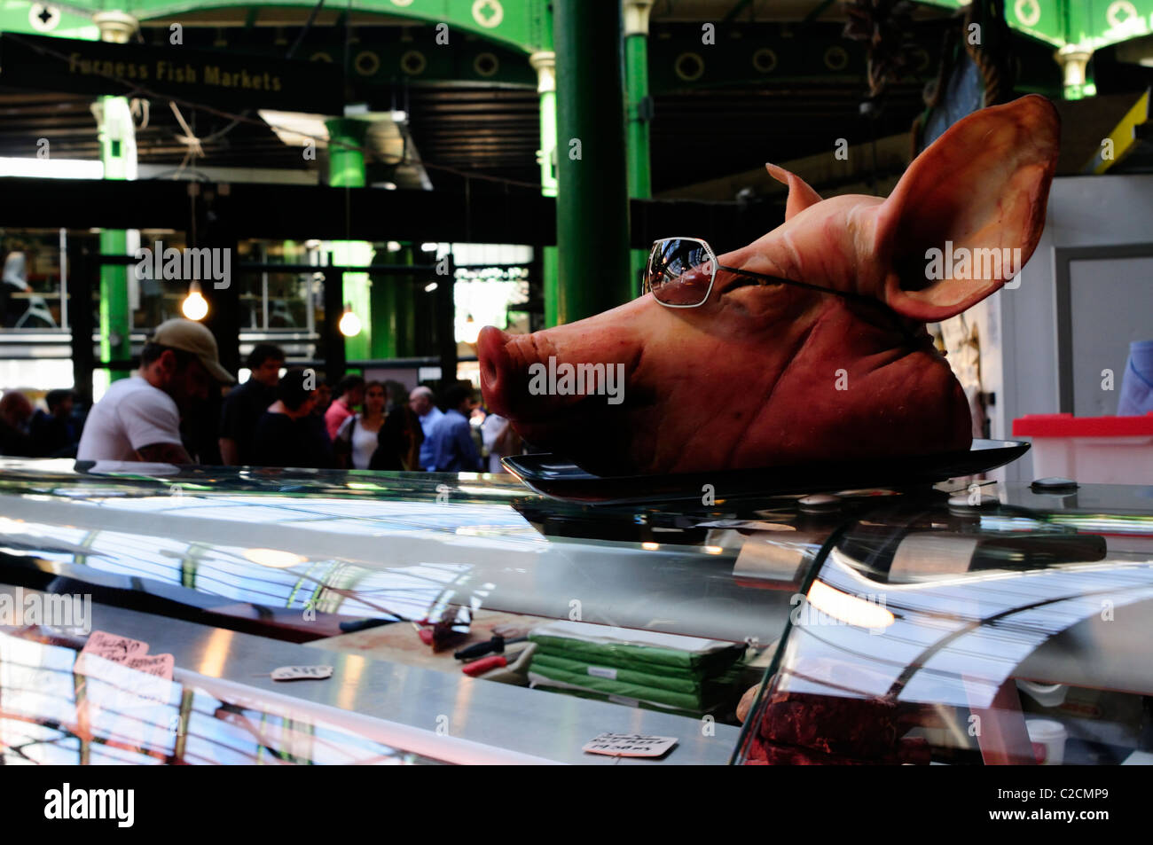Una testa di suini su una macelleria stallo, Borough Market, Southwark, Londra, Inghilterra, Regno Unito Foto Stock