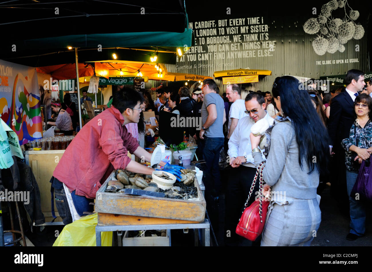 Un Oyster stallo a Borough Market, Southwark, Londra, Inghilterra, Regno Unito Foto Stock
