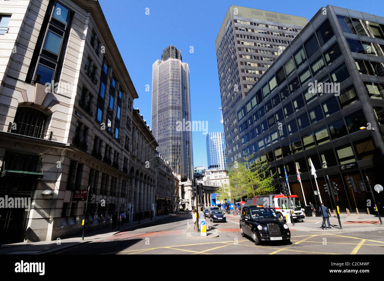 Scena di strada guardando giù Bishopsgate verso la torre 42, Londra, Inghilterra, Regno Unito Foto Stock