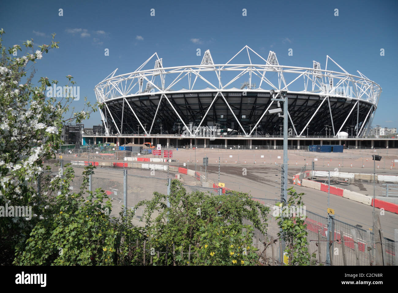 La quasi completa (Apr 2011) London 2012 Olympic Athletics Stadium di Stratford, a est di Londra. Foto Stock