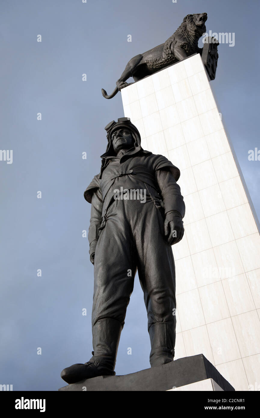 Statua del generale Stefanik M.R.e lion a Bratislava, in Slovacchia Foto Stock