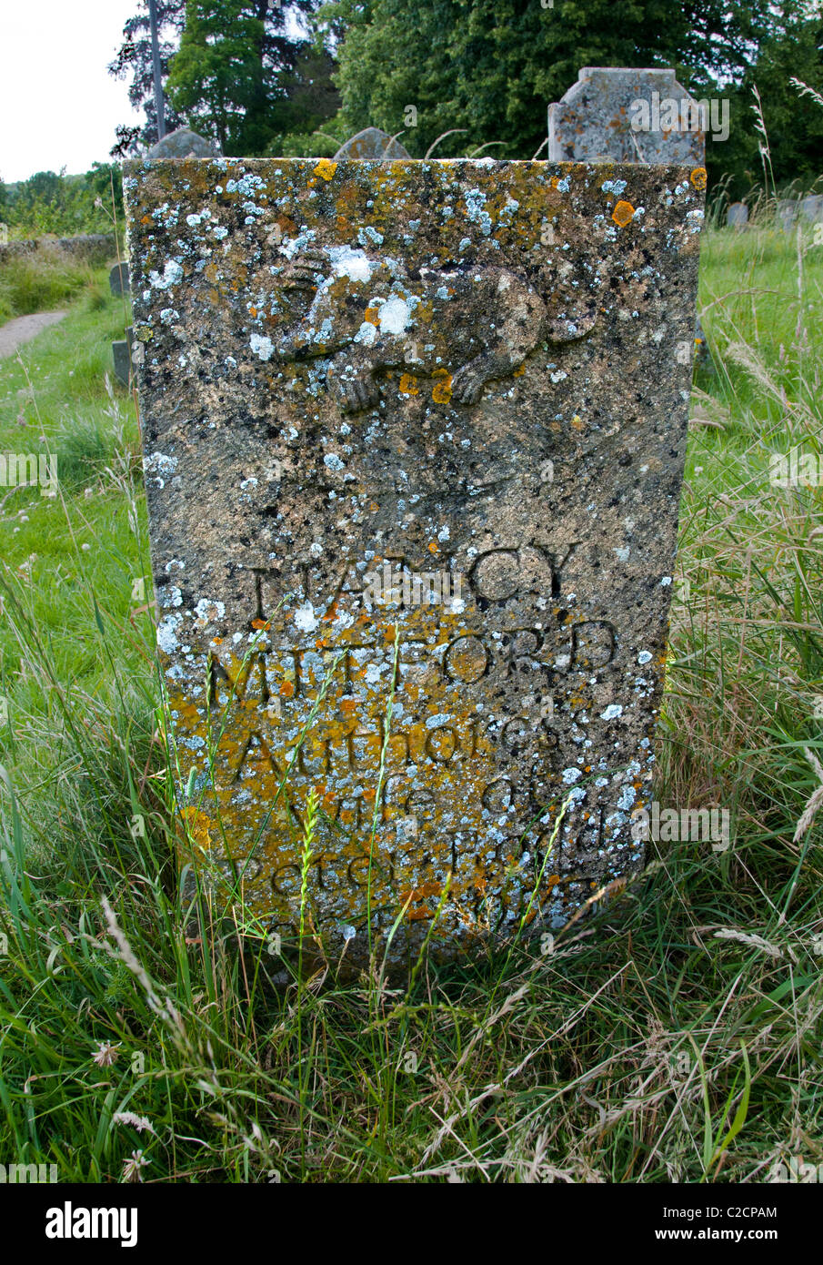 Tomba di Nancy Mitford sul sagrato di Swinbrook; Grab der Romanautorin Nancy Mitford auf dem Friedhof von Swinbrook Foto Stock