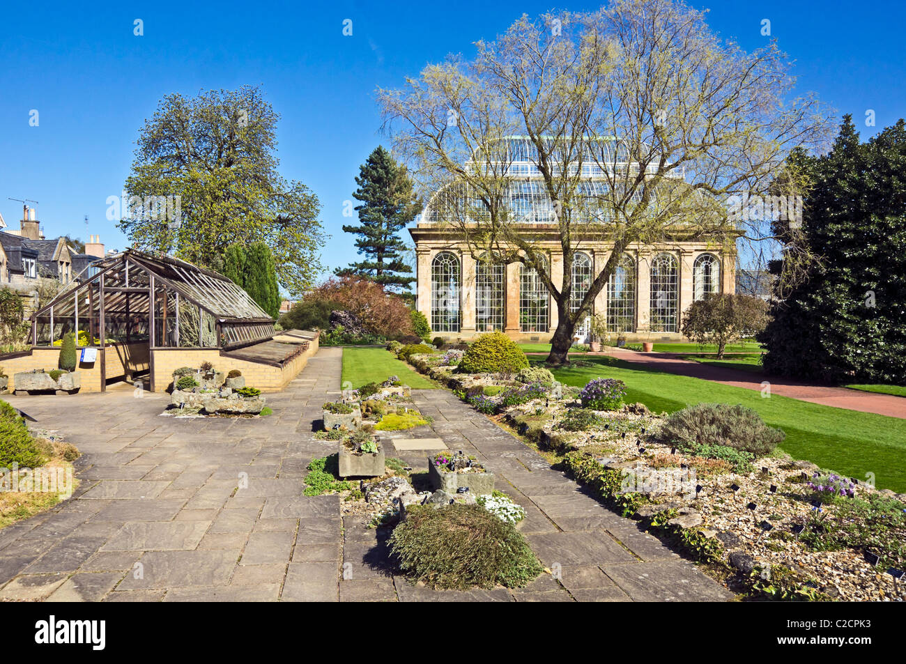 Casa alpina e il cortile antistante la casa delle palme nel giardino botanico reale di Edimburgo in Scozia Foto Stock
