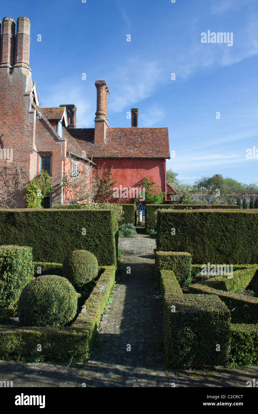 La Knot Garden a Wyken Hall in primavera, Suffolk, Inghilterra Foto Stock