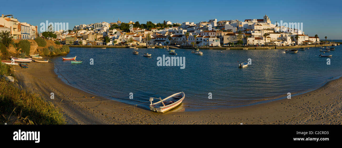 Il Portogallo, Algarve, Ferragudo città nella luce della sera Foto Stock