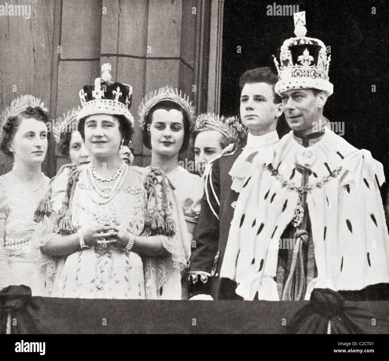 Il re Giorgio VI e la Regina Elisabetta sul balcone a Buckingham Palace dopo la loro incoronazione nel 1937. Foto Stock