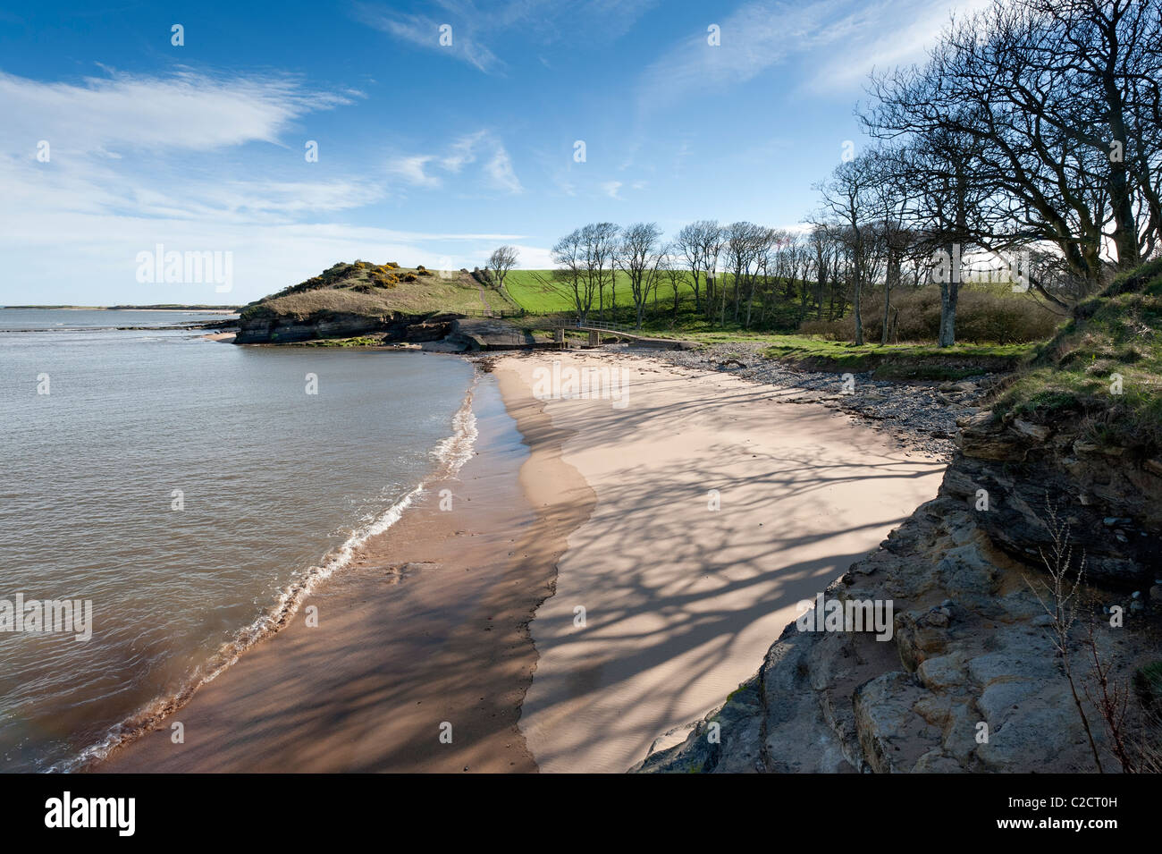 Una tranquilla spiaggia sulla costa di Northumberland in corrispondenza della bocca di Howick masterizzare, Foto Stock