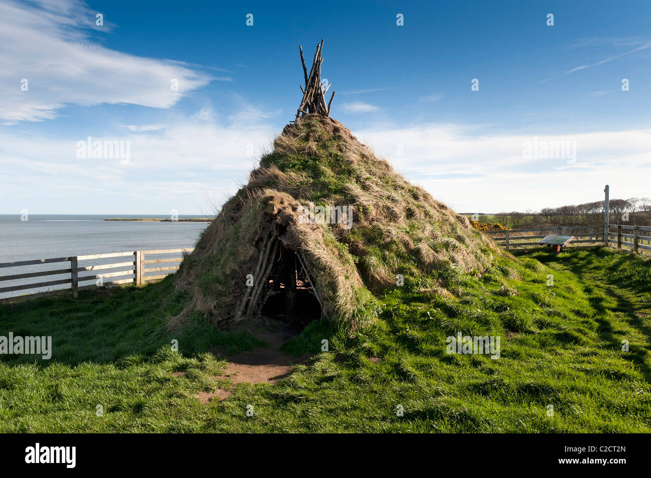 Howick Hill Fort la ricostruzione di una età della pietra Mesolitico casa rotonda sulla costa di Northumberland Foto Stock