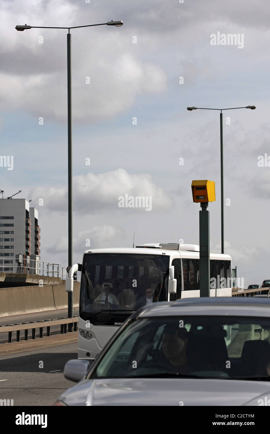 Parte di un auto e pulmann passando a un autovelox a Londra in Inghilterra Foto Stock