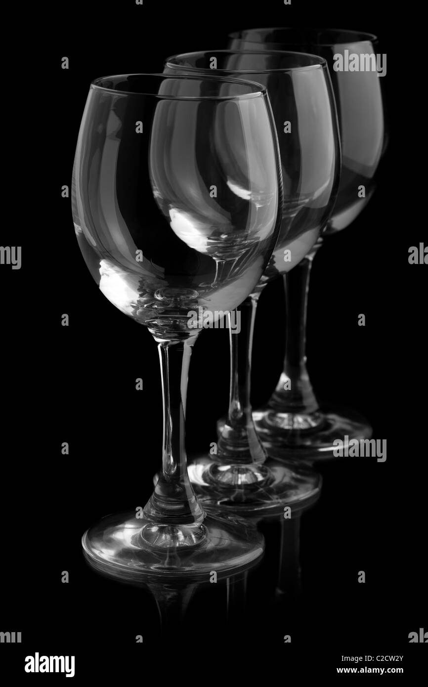 Tre eleganti bicchieri di vino in uno sfondo nero Foto Stock