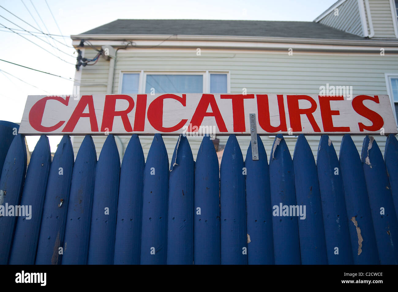 Un segno rosso su sfondo blu nel recinto a Provincetown, Massachusetts Foto Stock