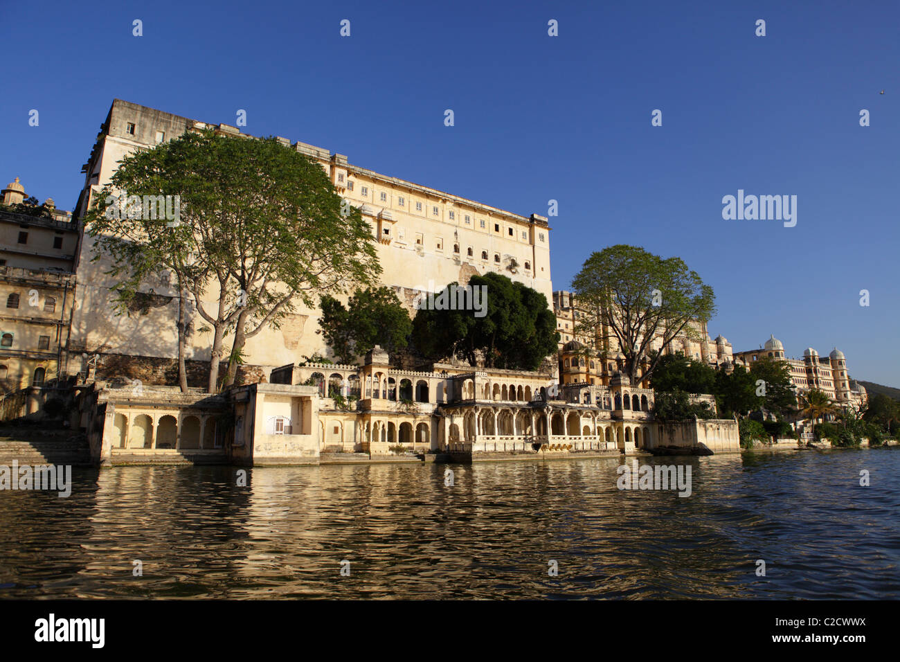 Paesaggio di Udaipur con il palazzo della città complessa, Udaipur, India Foto Stock