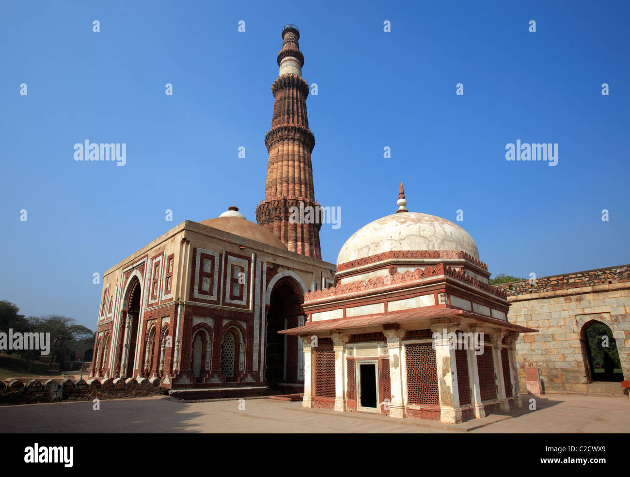 Qutub Minar, Darwaza Alai e la tomba di imam Zamin, New Delhi, India Foto Stock