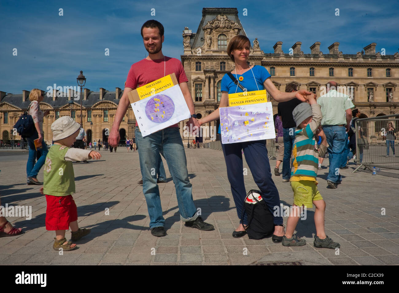 Parigi, Francia, Famiglia che protesta l'energia nucleare, catena umana, mani di presa, segni di protesta attivista, al Museo Lou-vre, Rally, ONG internazionale, dimostrazione ecologia in francia Foto Stock