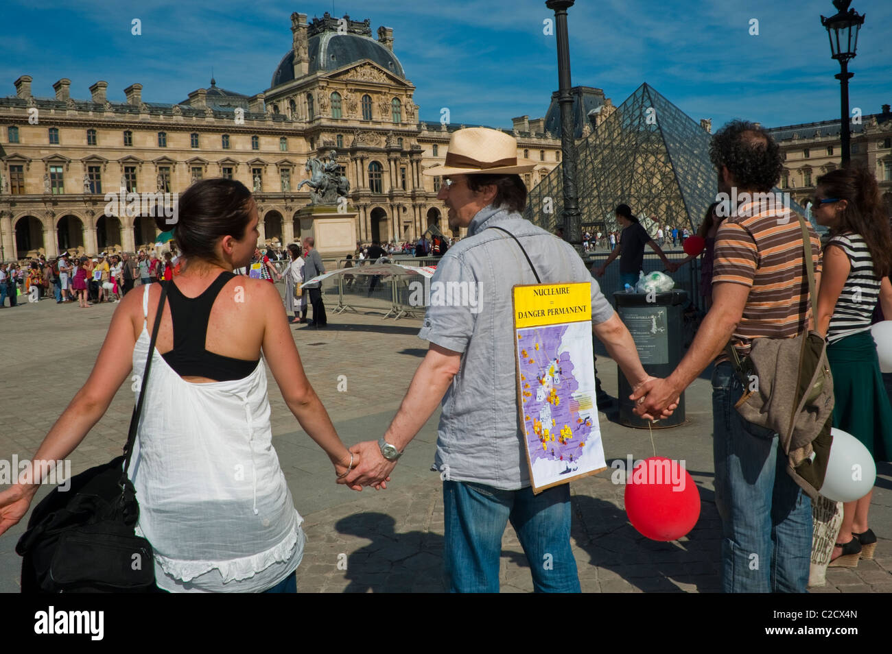 Parigi, Francia, protesta per l'energia nucleare, catena umana al Museo del Louvre, gruppo pubblico che tiene per mano protesta in solidarietà, protesta ambientale, dimostrazione di ecologia in francia Foto Stock