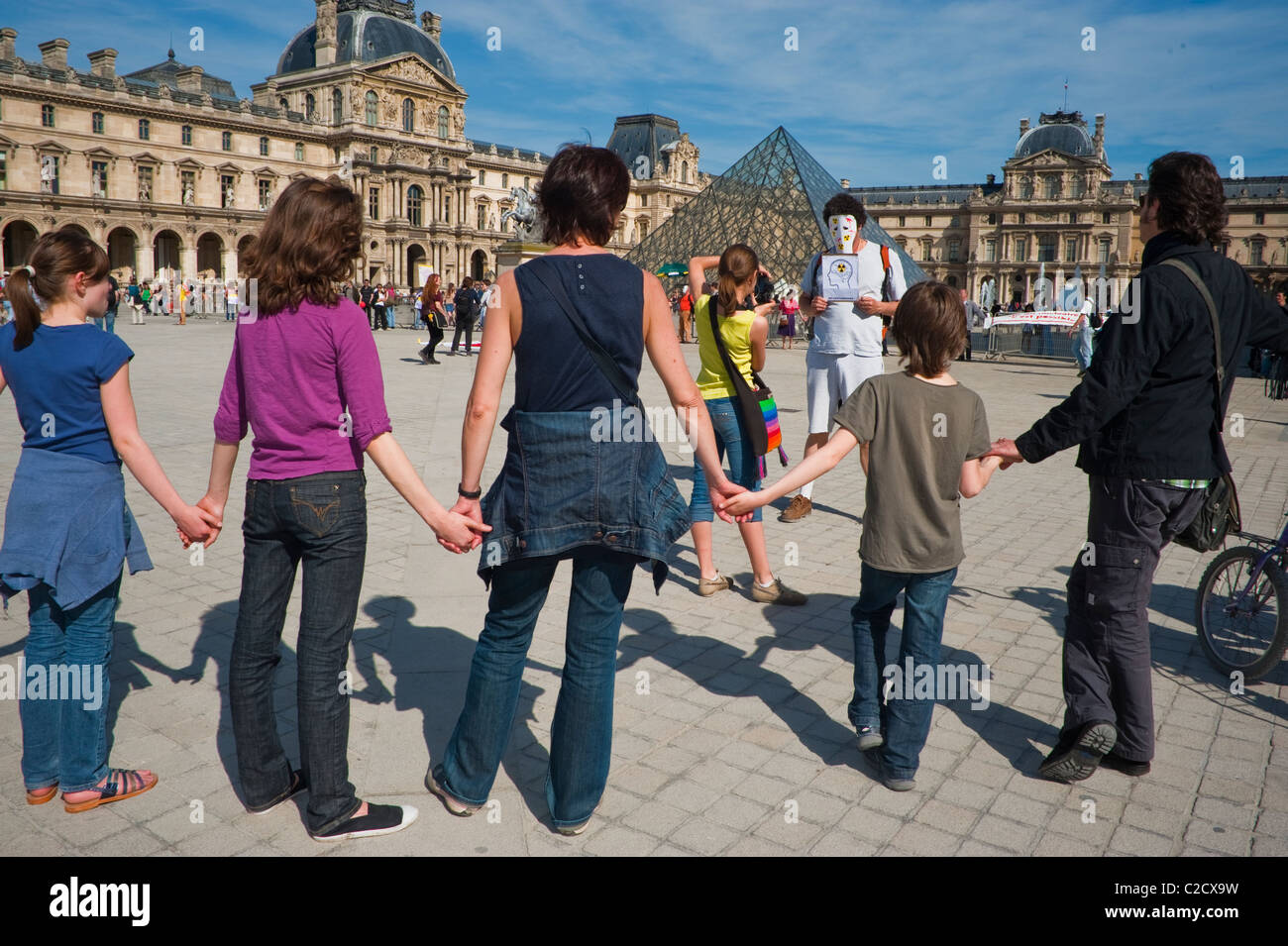 Parigi, Francia, gli ambientalisti del gruppo protestano contro l'energia nucleare, formando una catena umana al Museo del Louvre, protesta di famiglia attivista ambientale Foto Stock