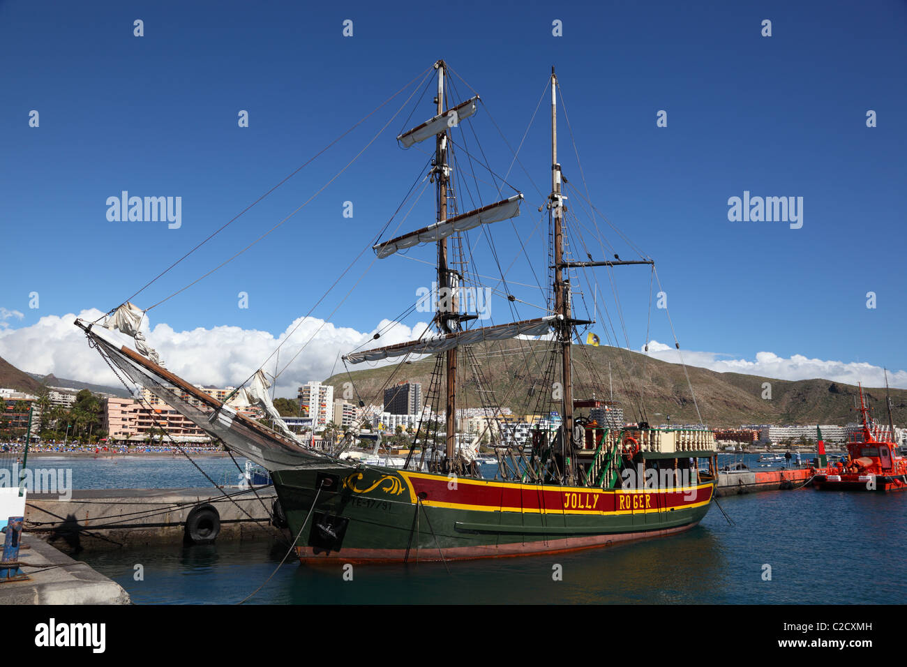 Nave a vela Jolly Roger nel porto di Los Cristianos, Tenerife Spagna. Foto Stock