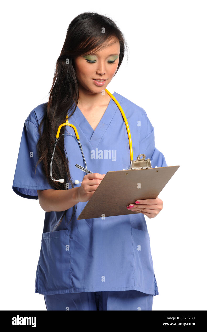 Asian health care lavoratore iscritto sulla clipboard isolate su sfondo bianco Foto Stock