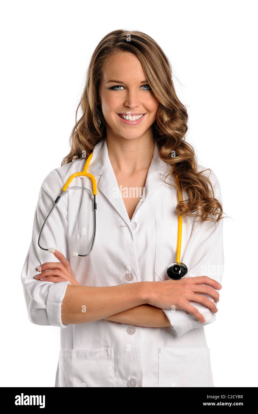Ritratto di bella medico o infermiere sorridente con le braccia incrociate isolate su sfondo bianco Foto Stock