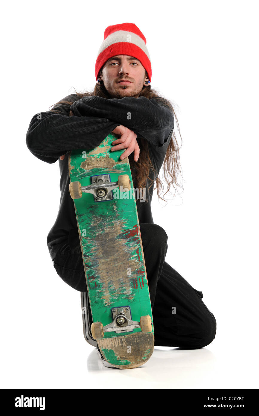 Giovane uomo che posano con lo skateboard isolate su sfondo bianco Foto Stock